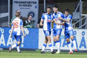 Luca Kjerrumgaard fejrer en scoring med sine holdkammerater i OB.