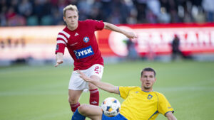 Silkeborgs Anders klynge i duel med Brøndbys Vanlerberghe.