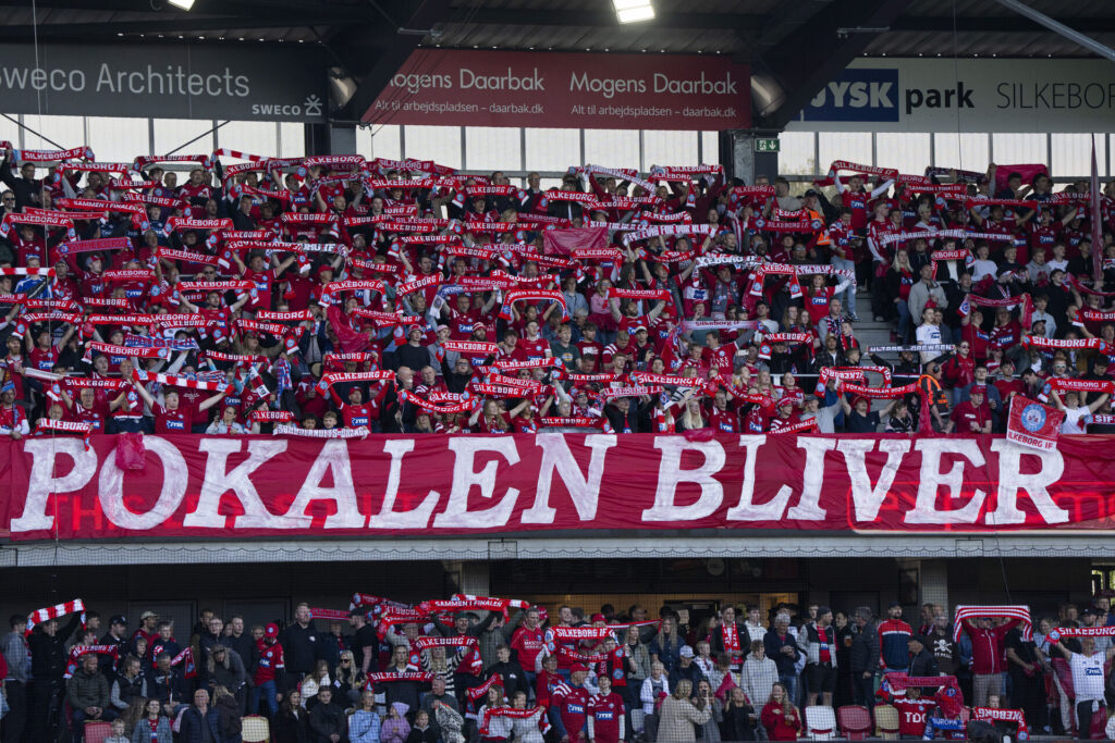 Silkeborg IF's fans med tifo.