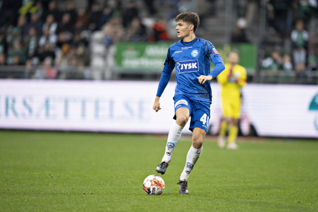 Alexander Busch har bolden for fødderne.