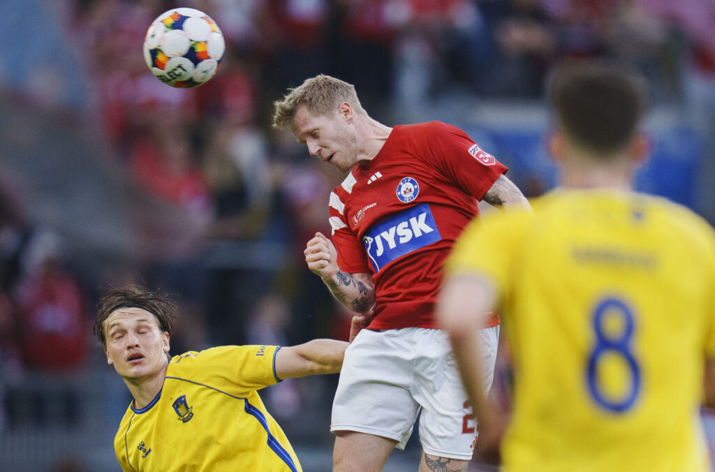 Silkeborgs Tonni Adamsen g Brøndbys Rasmus Lauritsen under den 1. semifinale i DBU Pokalen mellem Brøndby og Silkeborg på Brøndby Stadion onsdag den 30. april 2025.