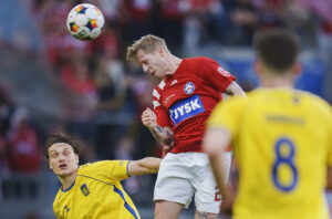 Silkeborgs Tonni Adamsen g Brøndbys Rasmus Lauritsen under den 1. semifinale i DBU Pokalen mellem Brøndby og Silkeborg på Brøndby Stadion onsdag den 30. april 2025.