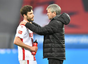 Friedhelm Funkel trøster Kölns Jonas Hector.
