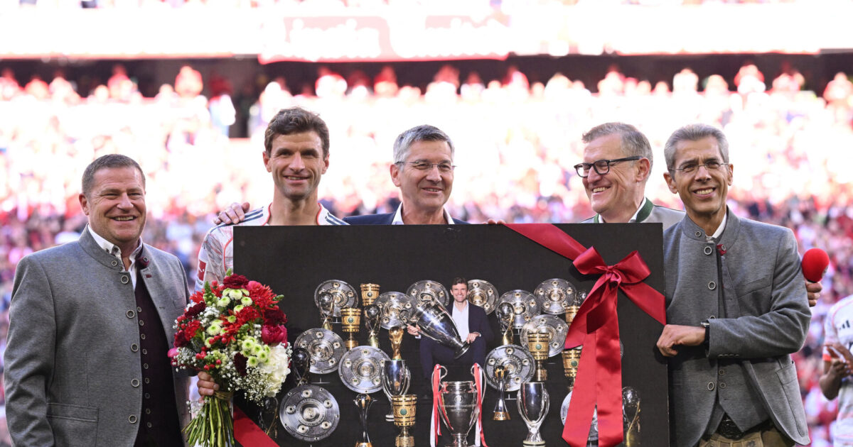 Legende takker af i overlegen Bayern-fejring Foto: PHOTOGRAPHS AS IMAGE SEQUENCES AND