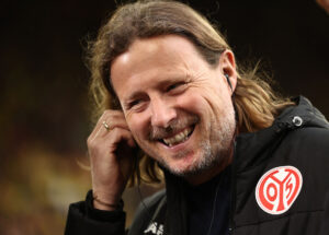 Bo Henriksen tager sig til øret med et stort smil.