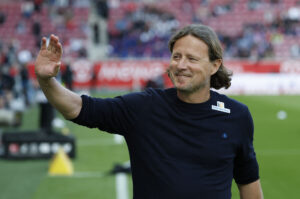 Bo Henriksen vinker til klubbens fans.