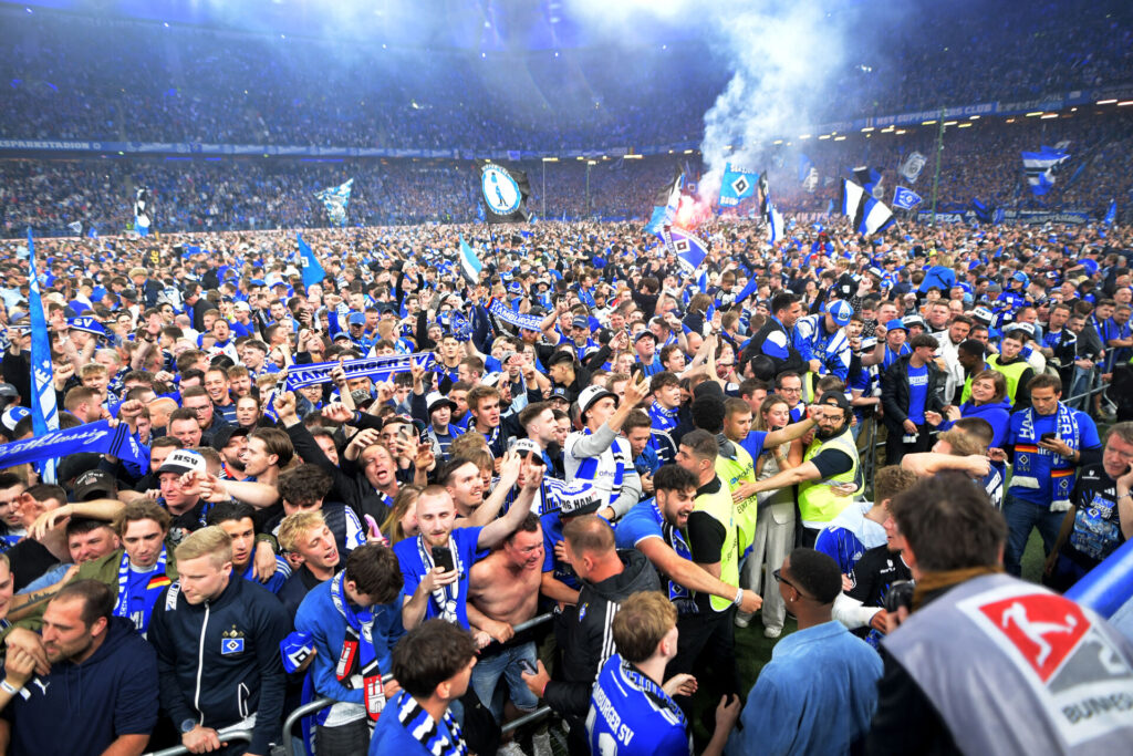 Fans på banen efter HSV sikrede oprykning.