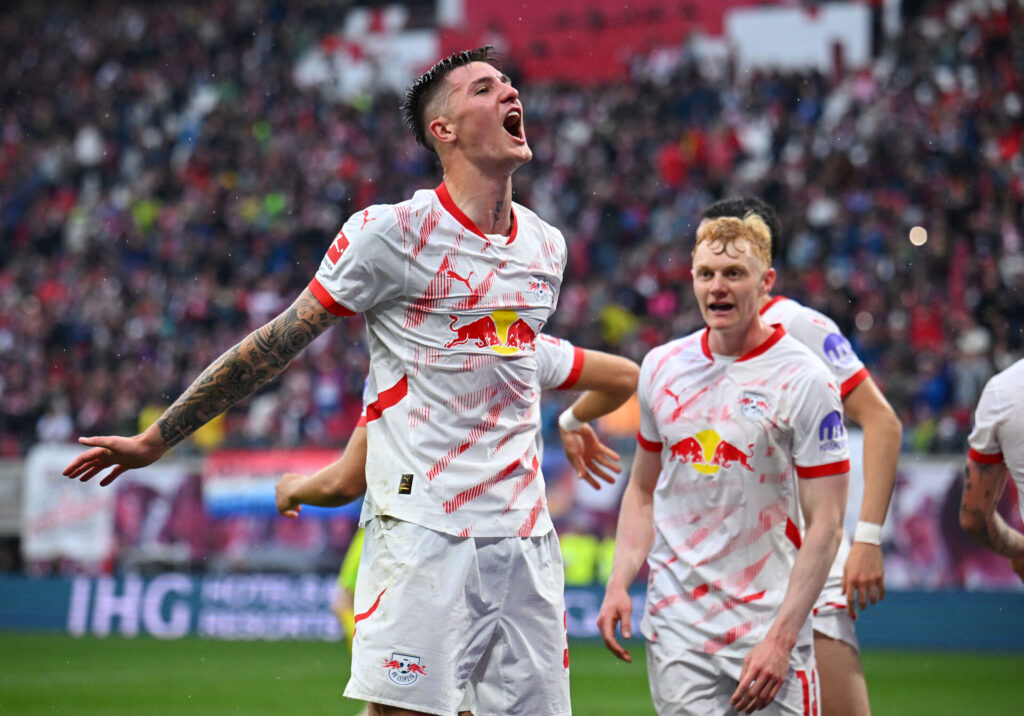 Benjamin Sesko fejrer en scoring for RB Leipzig.