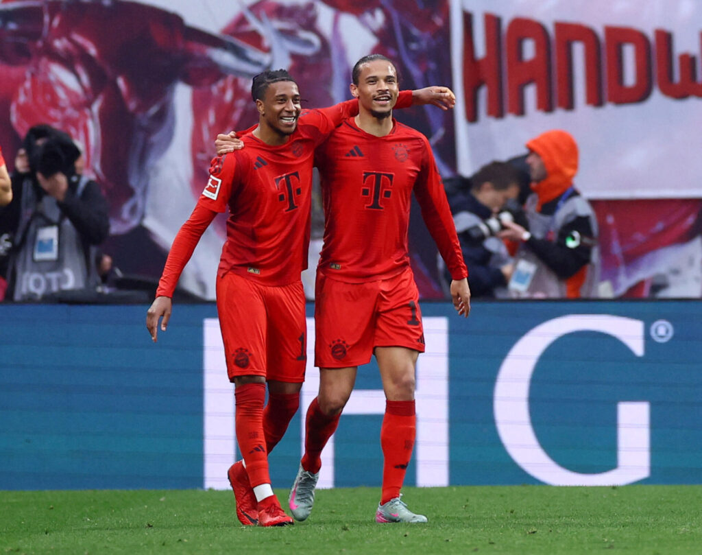 FC Bayern Münchens Leroy Sané og Michael Olise fejrer en scoring.