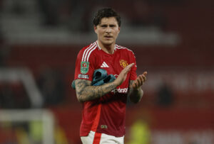 Victor Lindelöf klapper med sine støvler i hænderne.