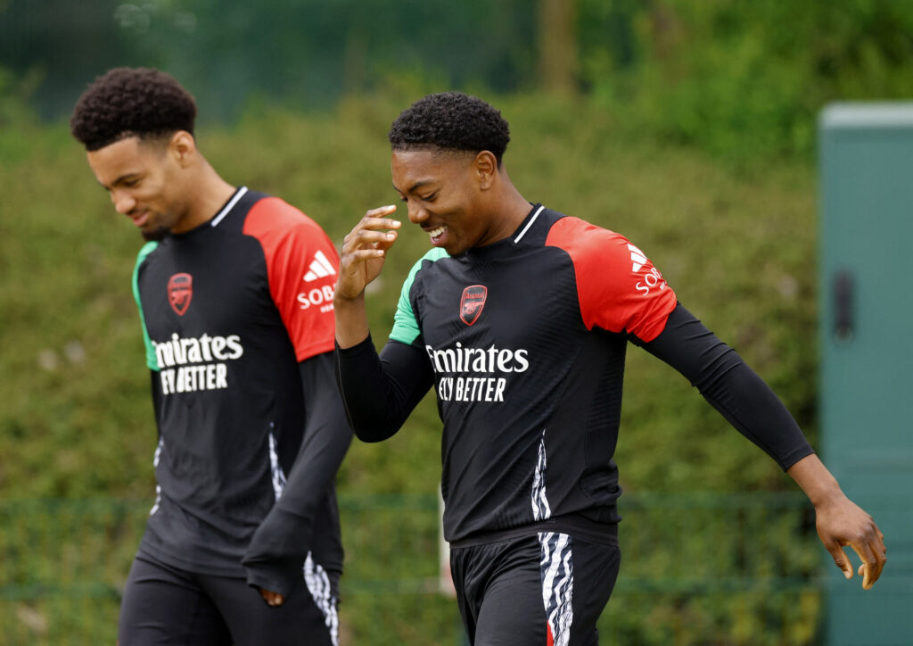 Myles Lewis-Skelly og Ethan Nwaneri smiler under en Arsenal-træning