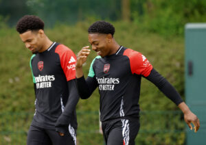 Myles Lewis-Skelly og Ethan Nwaneri smiler under en Arsenal-træning