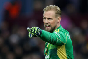 Kasper Schmeichel peger med handsken.