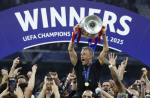 Luis Enrique løfter Champions League-pokalen.