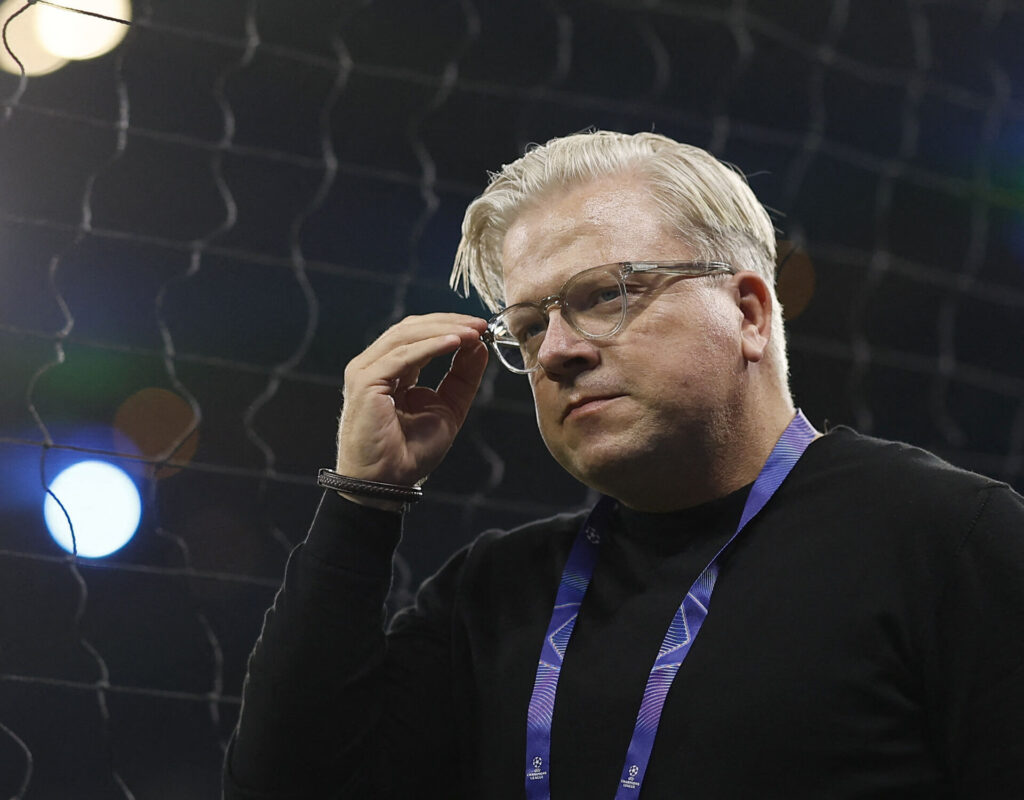 Lars Friis retter på sin brille