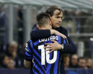Lautaro Martinez krammer Simone INzaghi under en Inter-kamp.