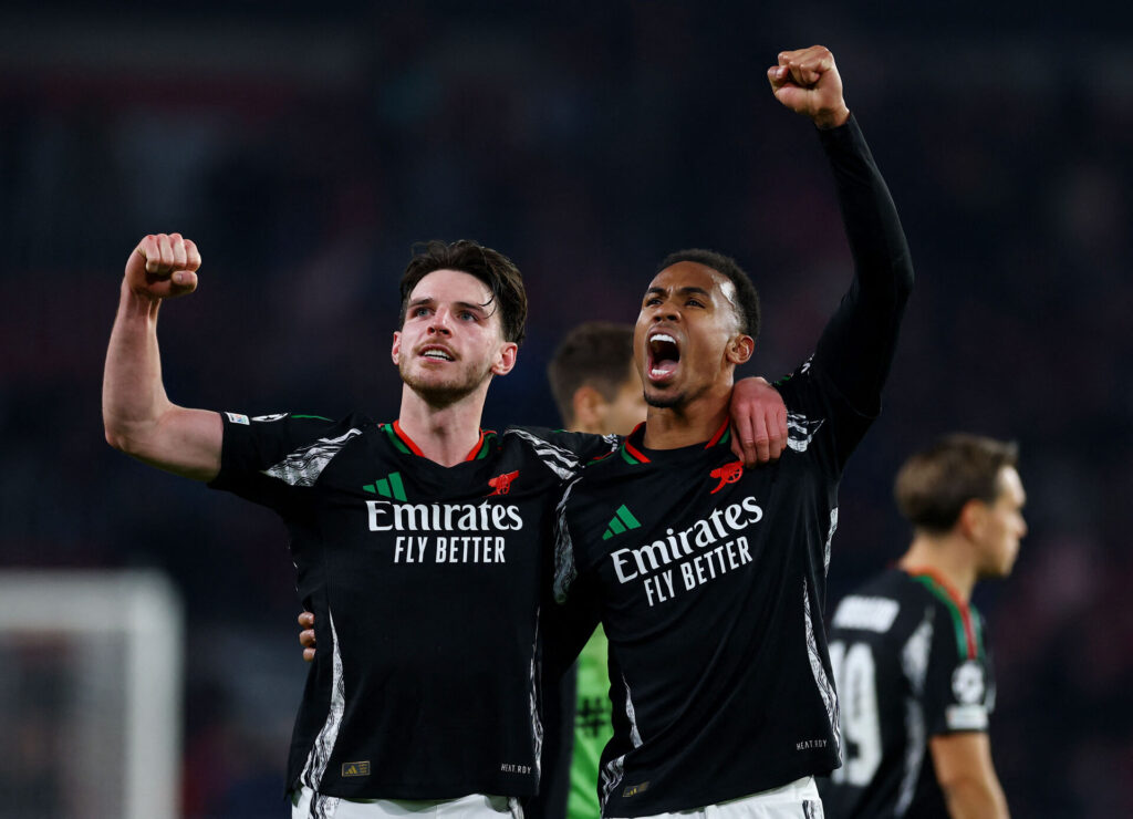 Gabriel Magalhaes og Declan Rice løfter næverne efter en Arsenal-kamp.