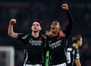 Gabriel Magalhaes og Declan Rice løfter næverne efter en Arsenal-kamp.