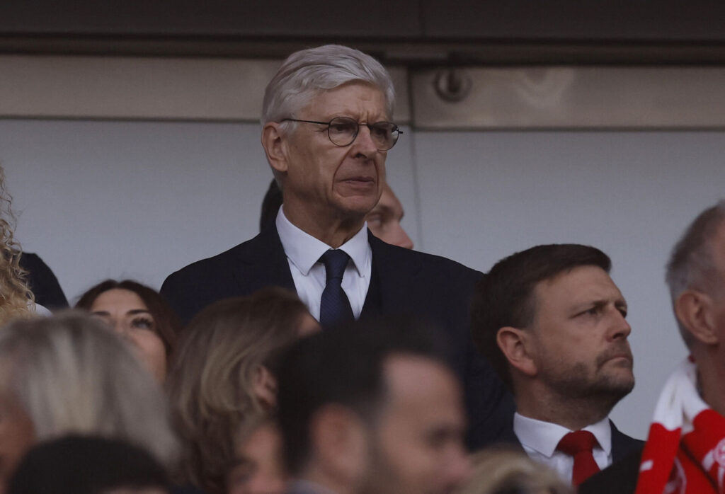 Arsene Wenger på lægterne til kampen mellem Arsenal og Paris Saint-Germain.
