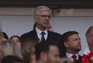 Arsene Wenger på lægterne til kampen mellem Arsenal og Paris Saint-Germain.