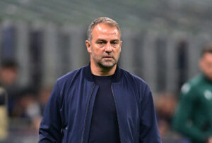 Hansi Flick stirrer ind på banen