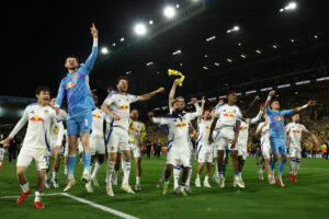 Leeds' spillere fejrer oprykning.