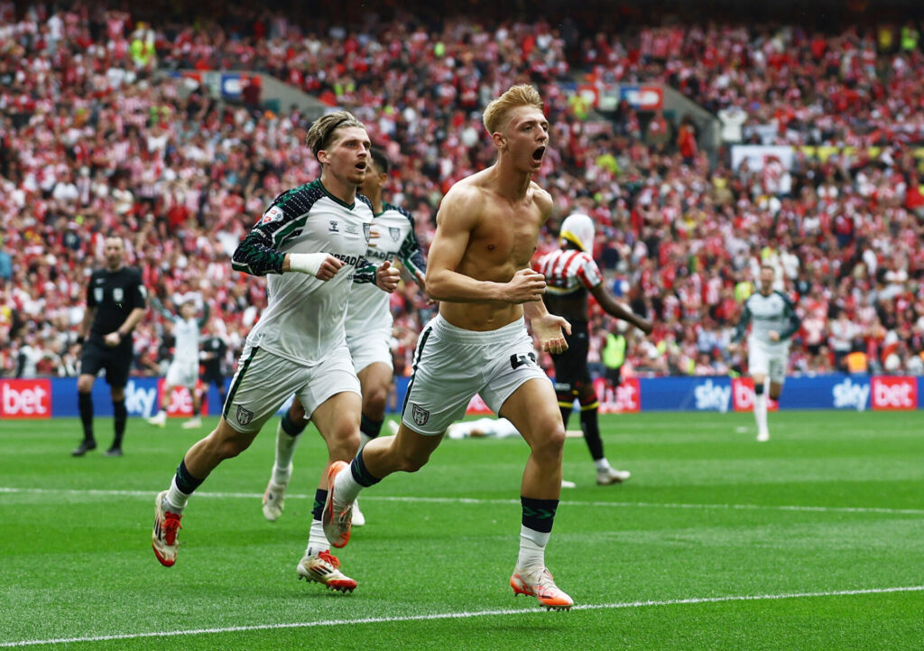 Tom Watson jubler over sin scoring på Wembley.