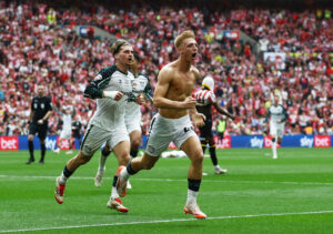 Tom Watson jubler over sin scoring på Wembley.