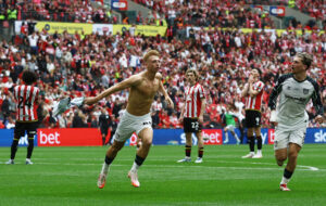 Tom Watson fejrer et mål.