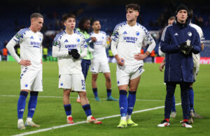 Robert, Rodrigo Huescas og Amin Chiakha på Stamford Bridge.