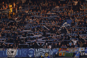Djurgårdens fans tilstede på Stamford Bridge inden kampen mod Chelsea.