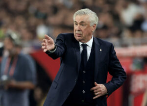 Carlo Ancelotti dirigerer sine spillere i Real Madrid.