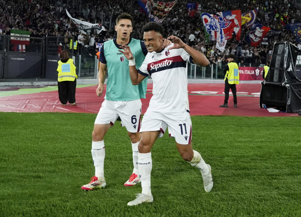 Dan Ndoye fejrer en scoring mod AC Milan.