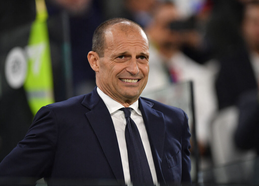 Massimiliano Allegri smiler under en kamp