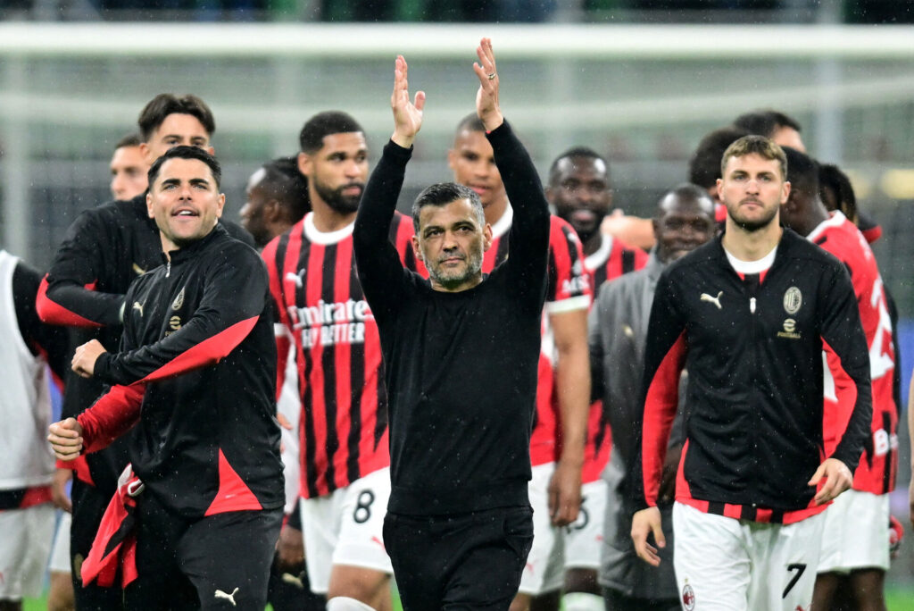 Sérgio Conceição klapper med AC MIlan spillere i baggrunden.