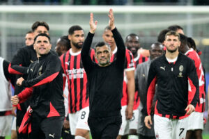 Sérgio Conceição klapper med AC MIlan spillere i baggrunden.