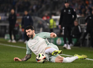 Jung i en glidende tackling