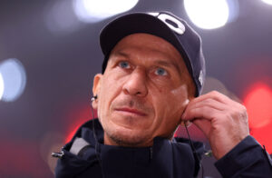 Gerhard Struber piller ved sin øresnegl.