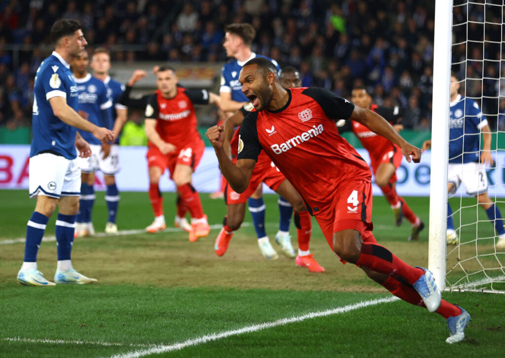 Jonathan Tah fejrer en scoring for Bayer LEverkusen.