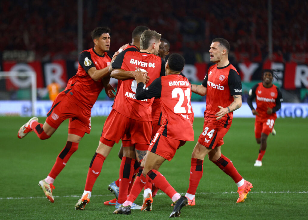 Jonathan Tah og Bayer Leverkusen-spillerne fejrer en scoring.
