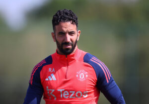 Ruben Amorim kniber øjnene sammen under en Manchester United-træning