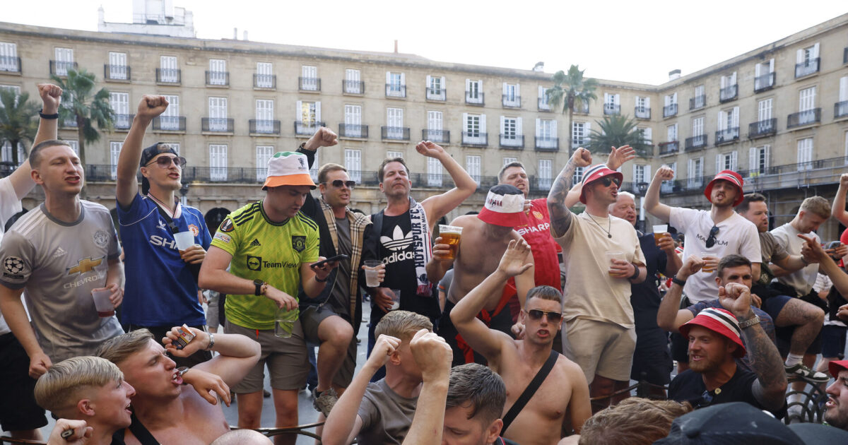 Forud for finalebrag: Tottenham og United-fans i masseslagsmål Foto: Vincent West/REUTERS