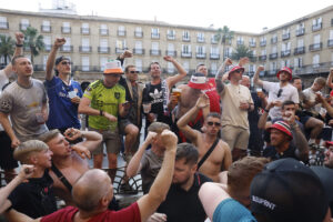 Engelske fodboldfans på plads i Spanien.