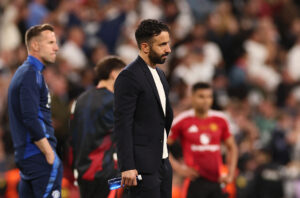 Ruben Amorim står med en flaske vand i hånden.