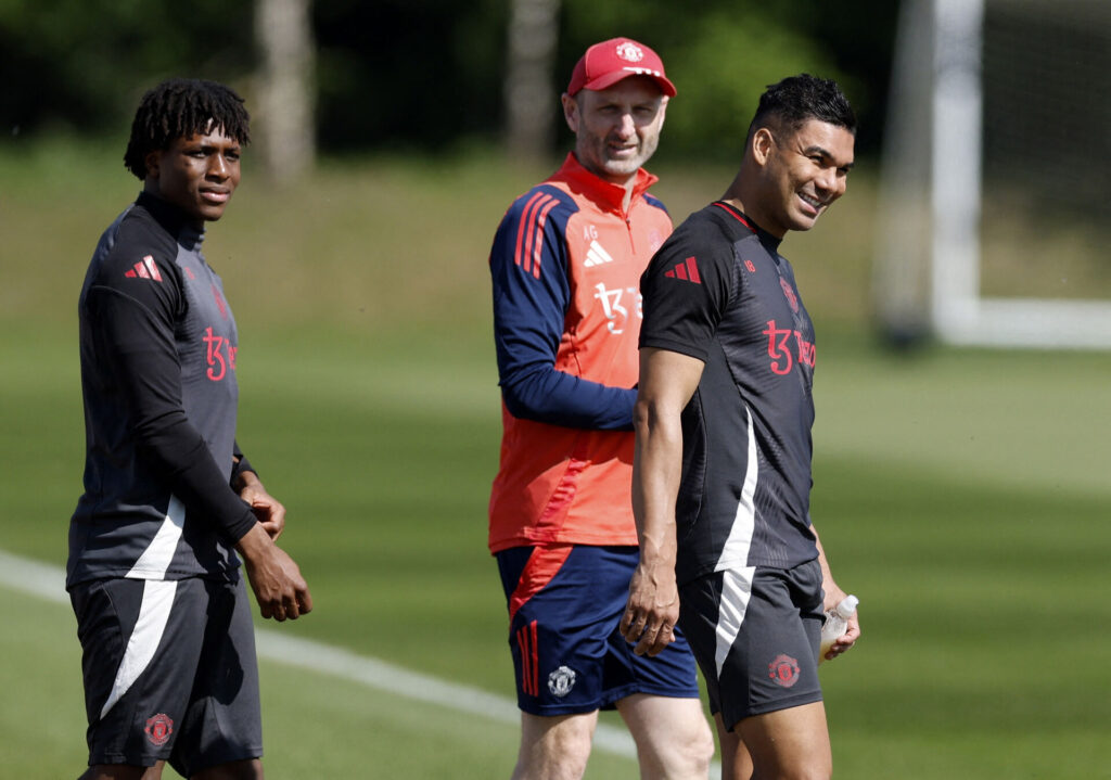 Svenske Andreas Georgson ser til under Manchester Uniteds træning.