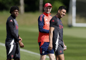 Svenske Andreas Georgson ser til under Manchester Uniteds træning.