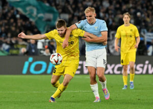 Gustav Isaksen kæmper om bolden.