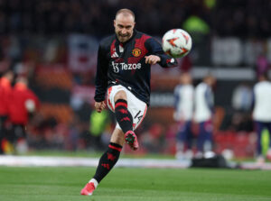 Christian Eriksen i færd med at sparke.