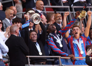 Oliver Glasner løfter FA Cup-troæfet.