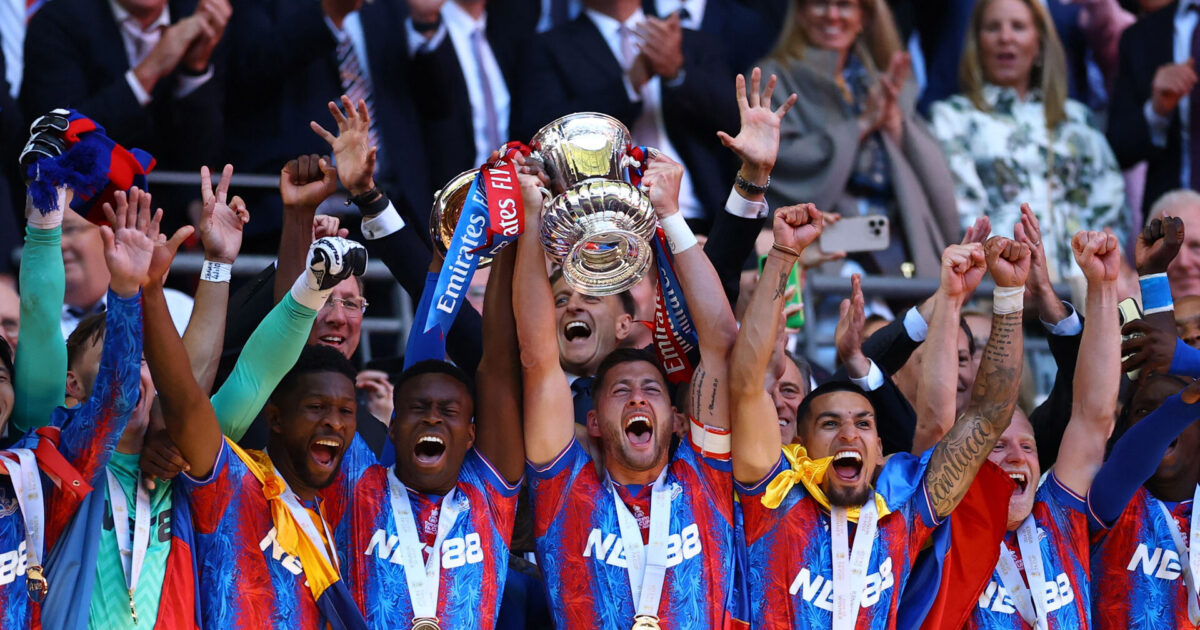 Se det historiske øjeblik: Her løfter Crystal Palace FA Cup-trofæet Foto: Andrew Boyers/REUTERS